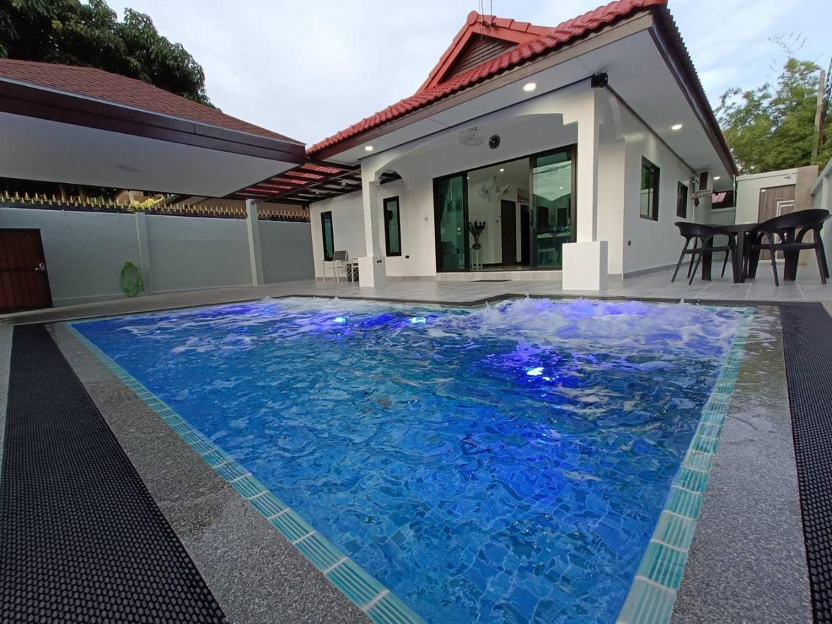 Private Pool Villa With Jacuzzi At Royal Park Village - Walk To The Beach - 6 People - Max 3 Males (Adults Only) Praia de Jomtien Exterior foto